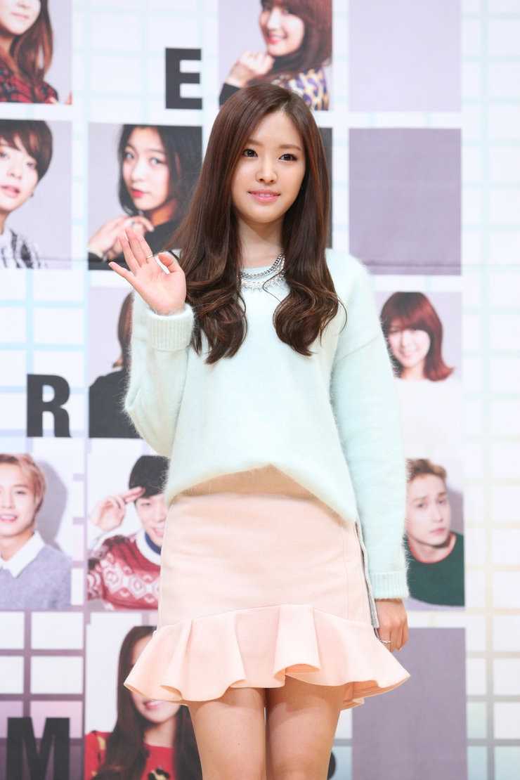 精选APINK成员孙娜恩清纯圆脸美女超短裙可爱壁纸图册