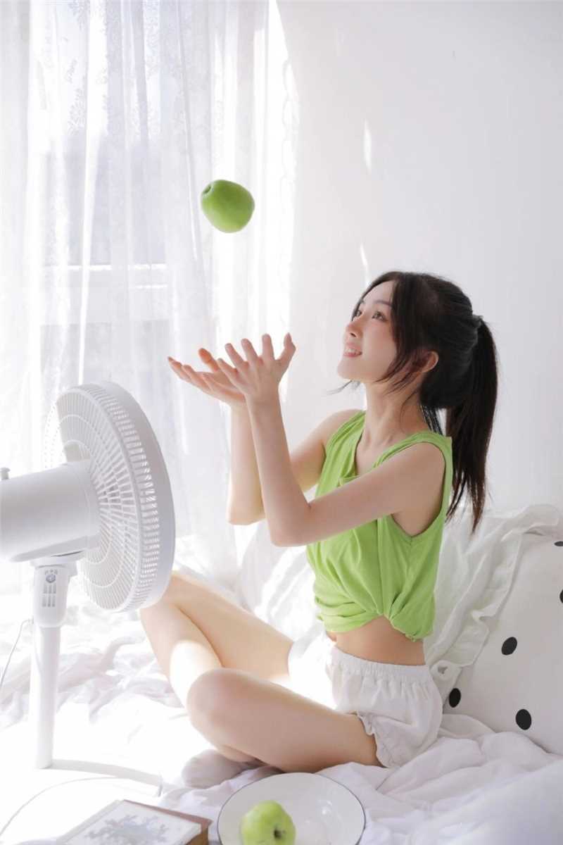 最新青苹果味邻家女孩清纯马尾细腰好身材私房照图集