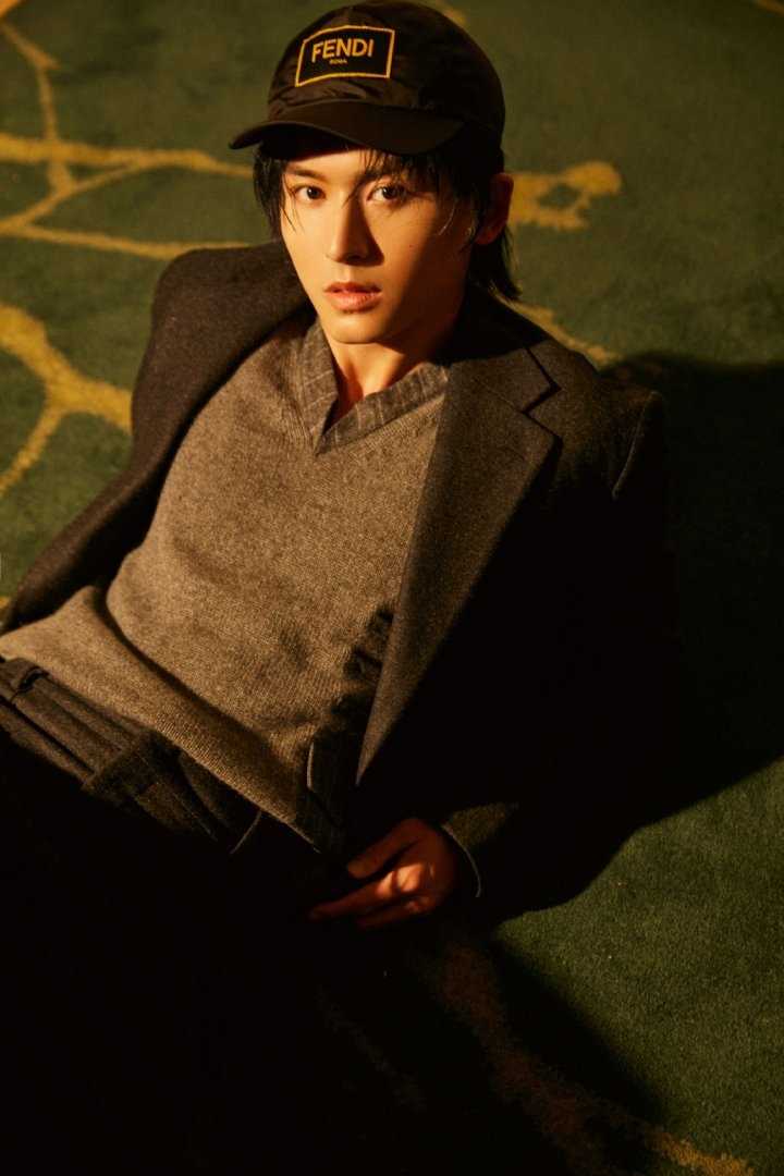 优质张哲瀚冷酷棒球帽街头时尚休闲穿搭图片相册