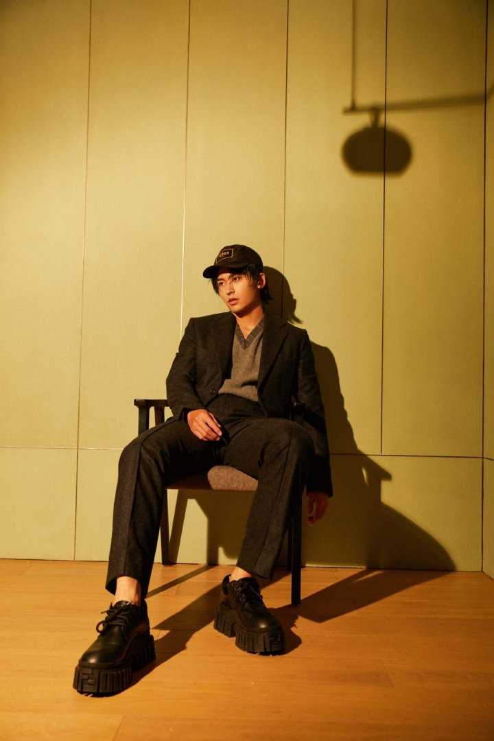 优质张哲瀚冷酷棒球帽街头时尚休闲穿搭图片相册