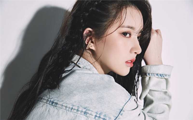 最新刘些宁浅蓝色牛仔外套超酷甜妹时尚大片图集