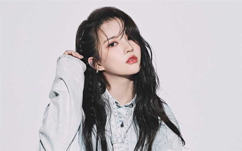 最新刘些宁浅蓝色牛仔外套超酷甜妹时尚大片图集