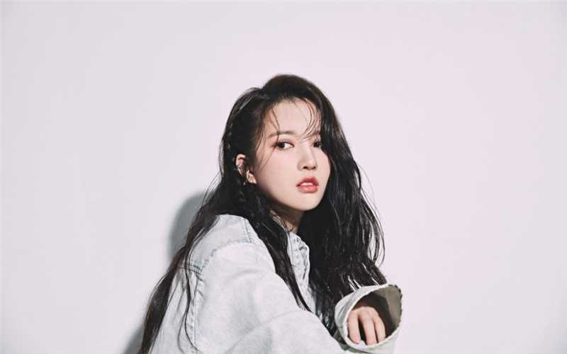 最新刘些宁浅蓝色牛仔外套超酷甜妹时尚大片图集