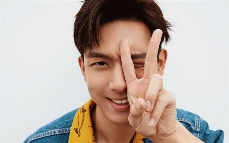 李现搞怪男友风牛仔衣时尚杂志集