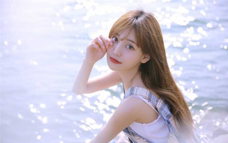 最全棕色头发的灵气清纯少女海边超甜集壁纸