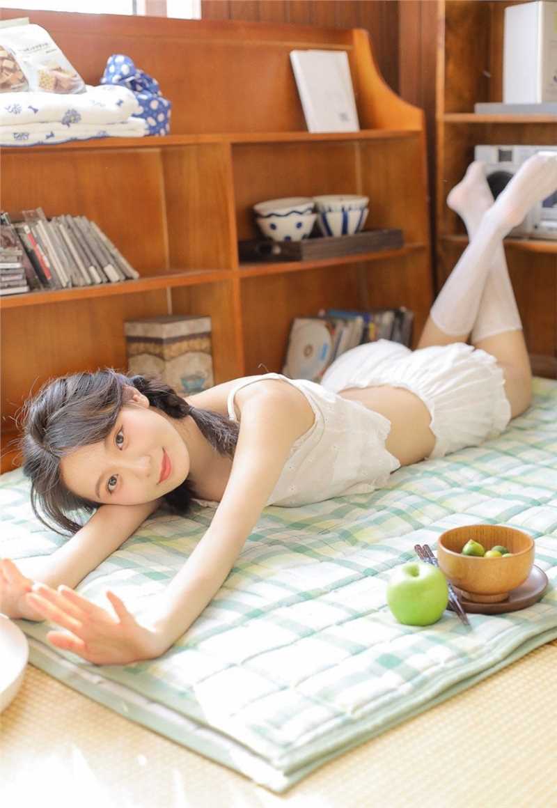 水汪汪大眼甜美女孩清凉吊带白丝长腿私房照