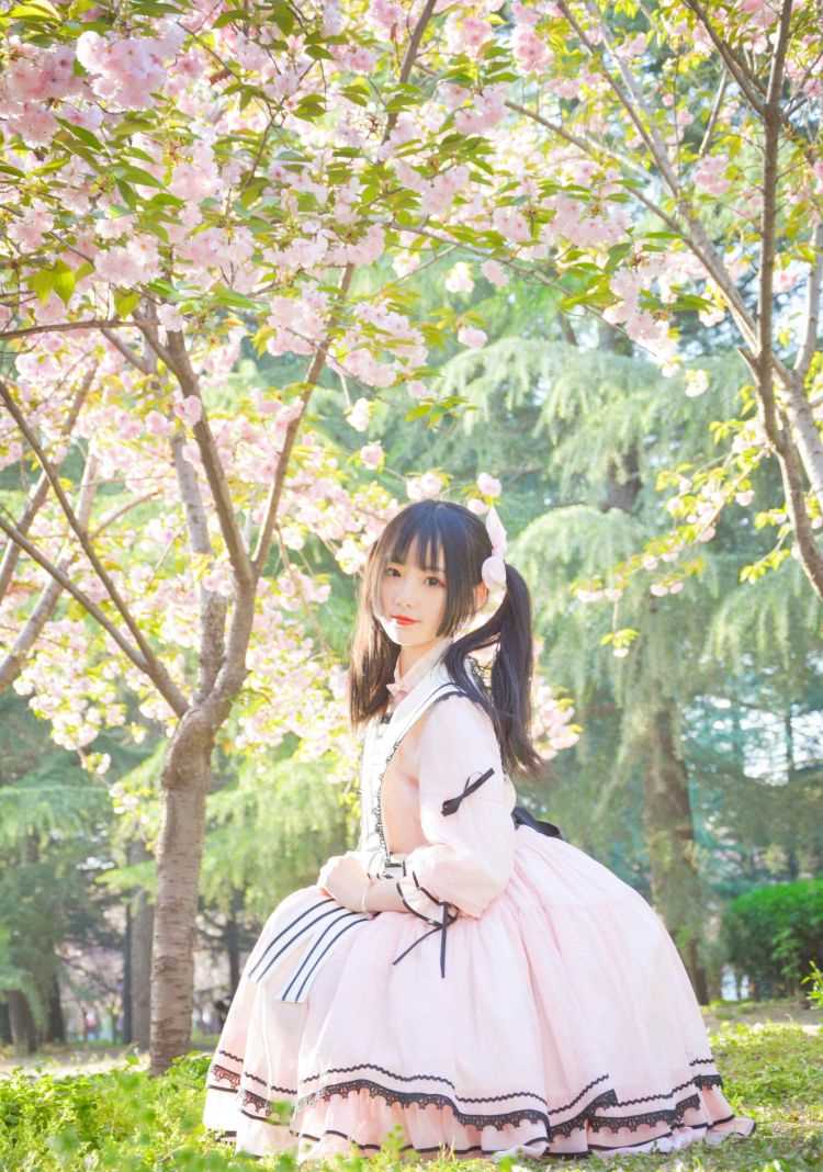 水汪汪大眼甜美女孩清凉吊带白丝长腿私房照