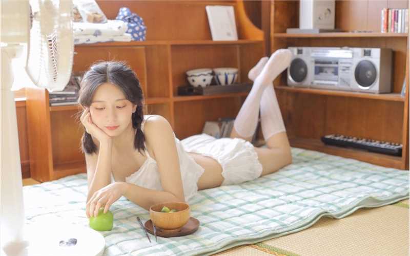 水汪汪大眼甜美女孩清凉吊带白丝长腿私房照