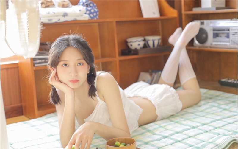 水汪汪大眼甜美女孩清凉吊带白丝长腿私房照