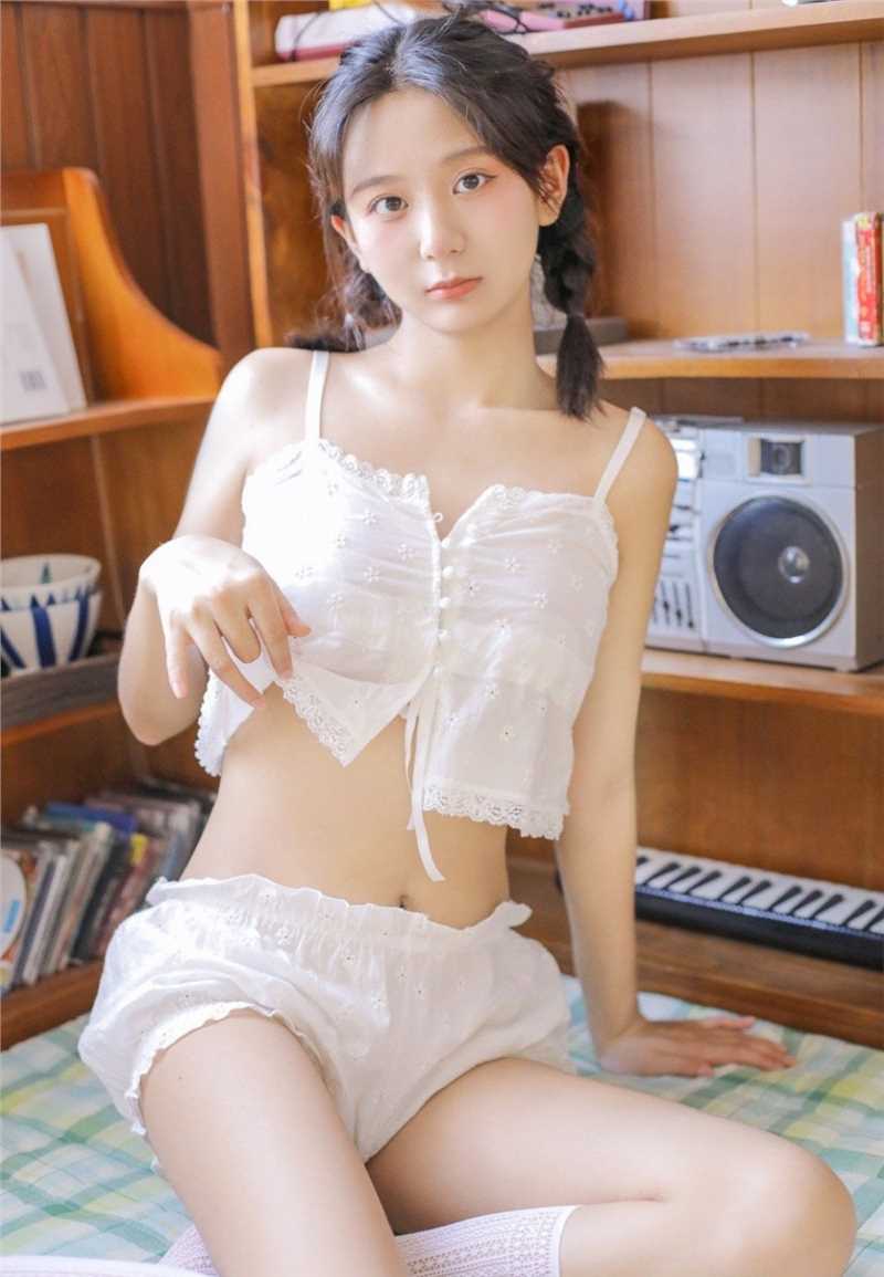 水汪汪大眼甜美女孩清凉吊带白丝长腿私房照