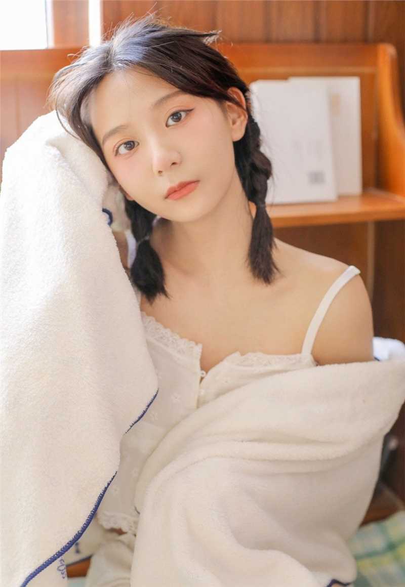 水汪汪大眼甜美女孩清凉吊带白丝长腿私房照