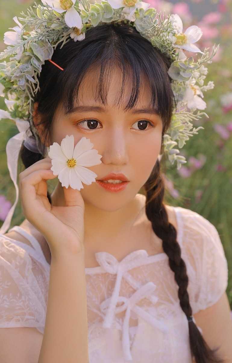 特别专辑头戴花环的甜美女孩花田中油画风艺术照图片
