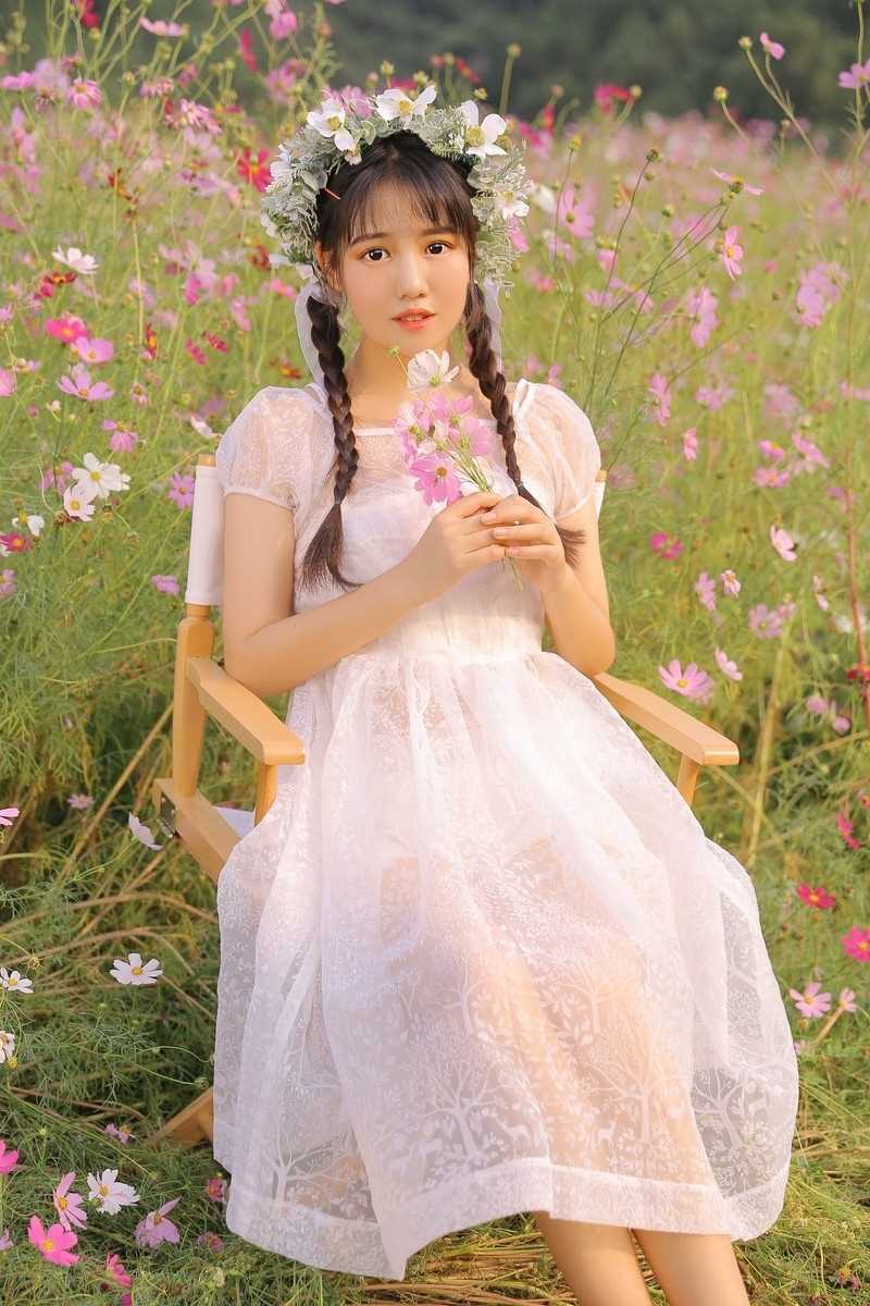 特别专辑头戴花环的甜美女孩花田中油画风艺术照图片