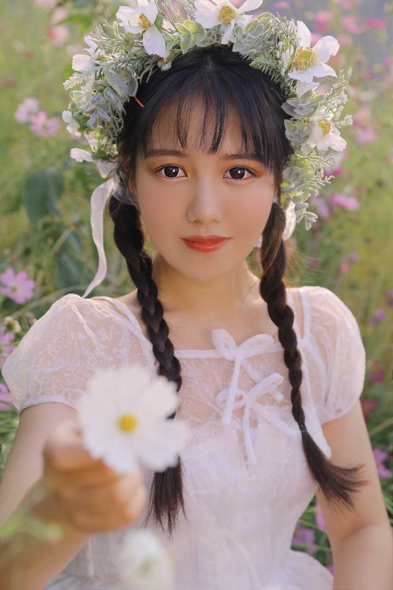 特别专辑头戴花环的甜美女孩花田中油画风艺术照图片