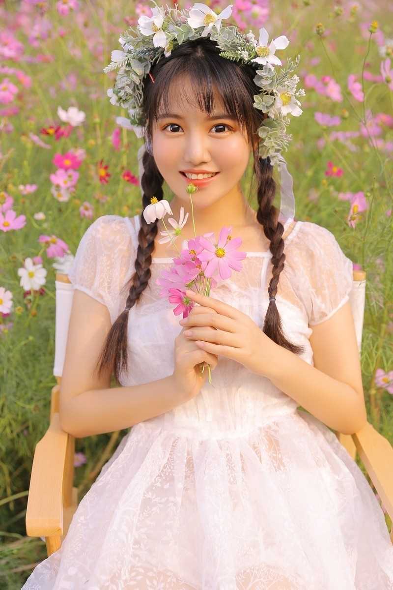 特别专辑头戴花环的甜美女孩花田中油画风艺术照图片