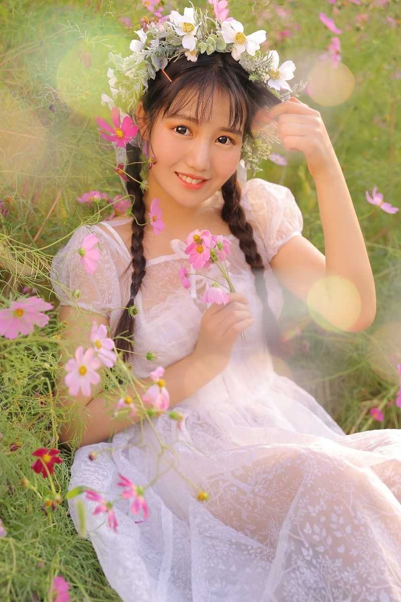 特别专辑头戴花环的甜美女孩花田中油画风艺术照图片