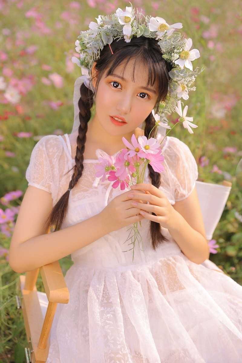 特别专辑头戴花环的甜美女孩花田中油画风艺术照图片