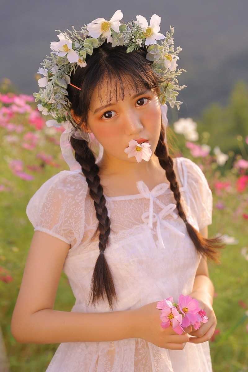 特别专辑头戴花环的甜美女孩花田中油画风艺术照图片