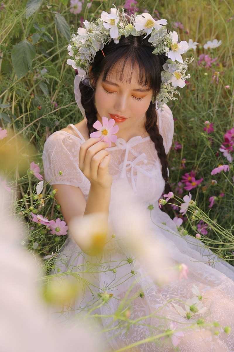特别专辑头戴花环的甜美女孩花田中油画风艺术照图片