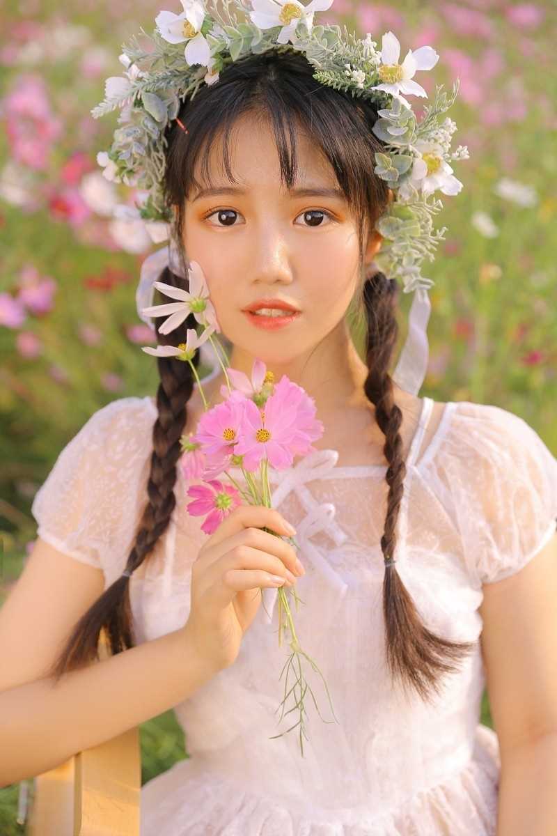 特别专辑头戴花环的甜美女孩花田中油画风艺术照图片