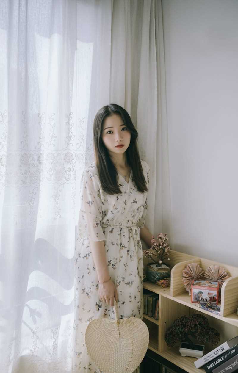 最新淡绿色美甲的温婉甜美女孩薄纱碎花裙艺术照壁纸