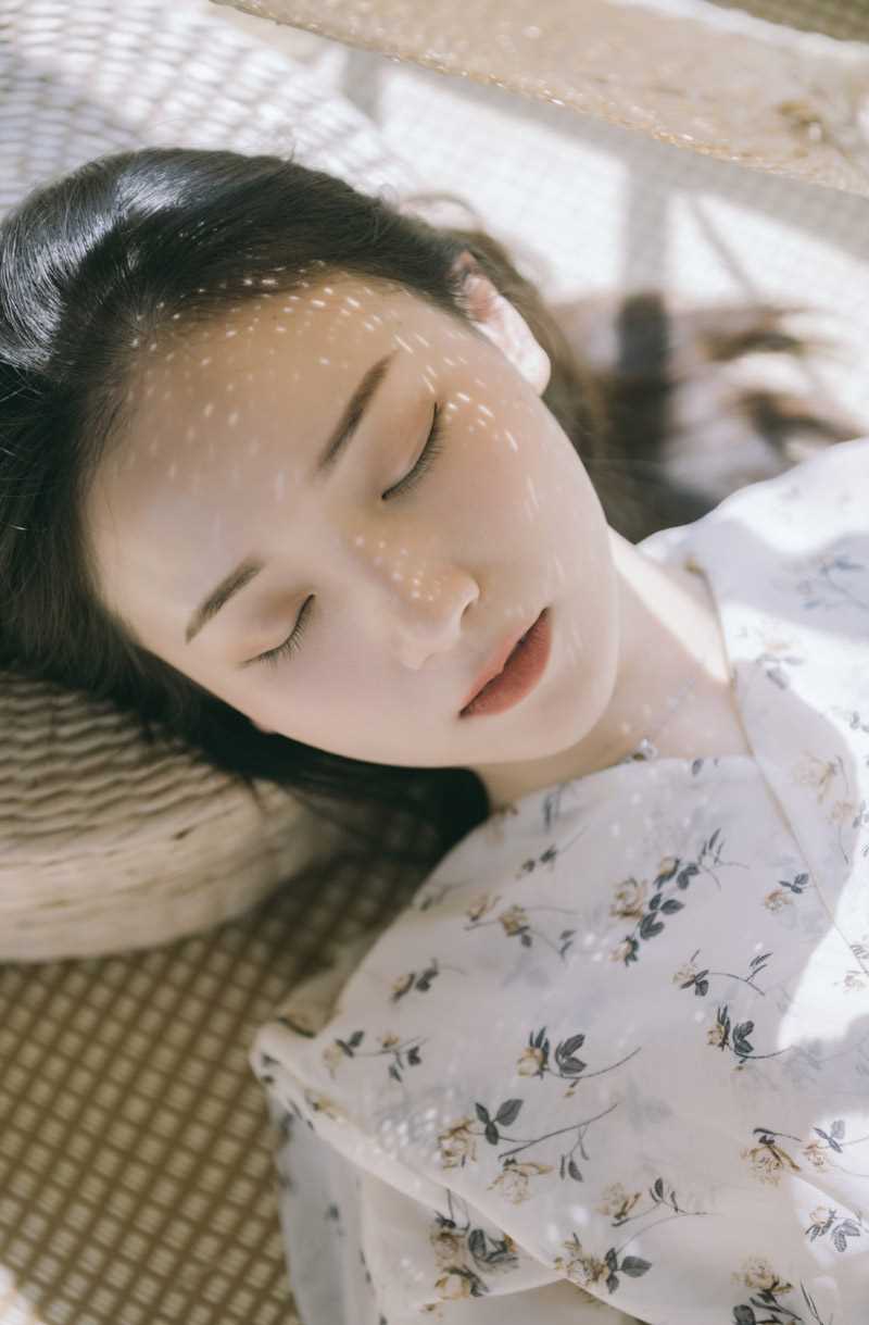 最新淡绿色美甲的温婉甜美女孩薄纱碎花裙艺术照壁纸