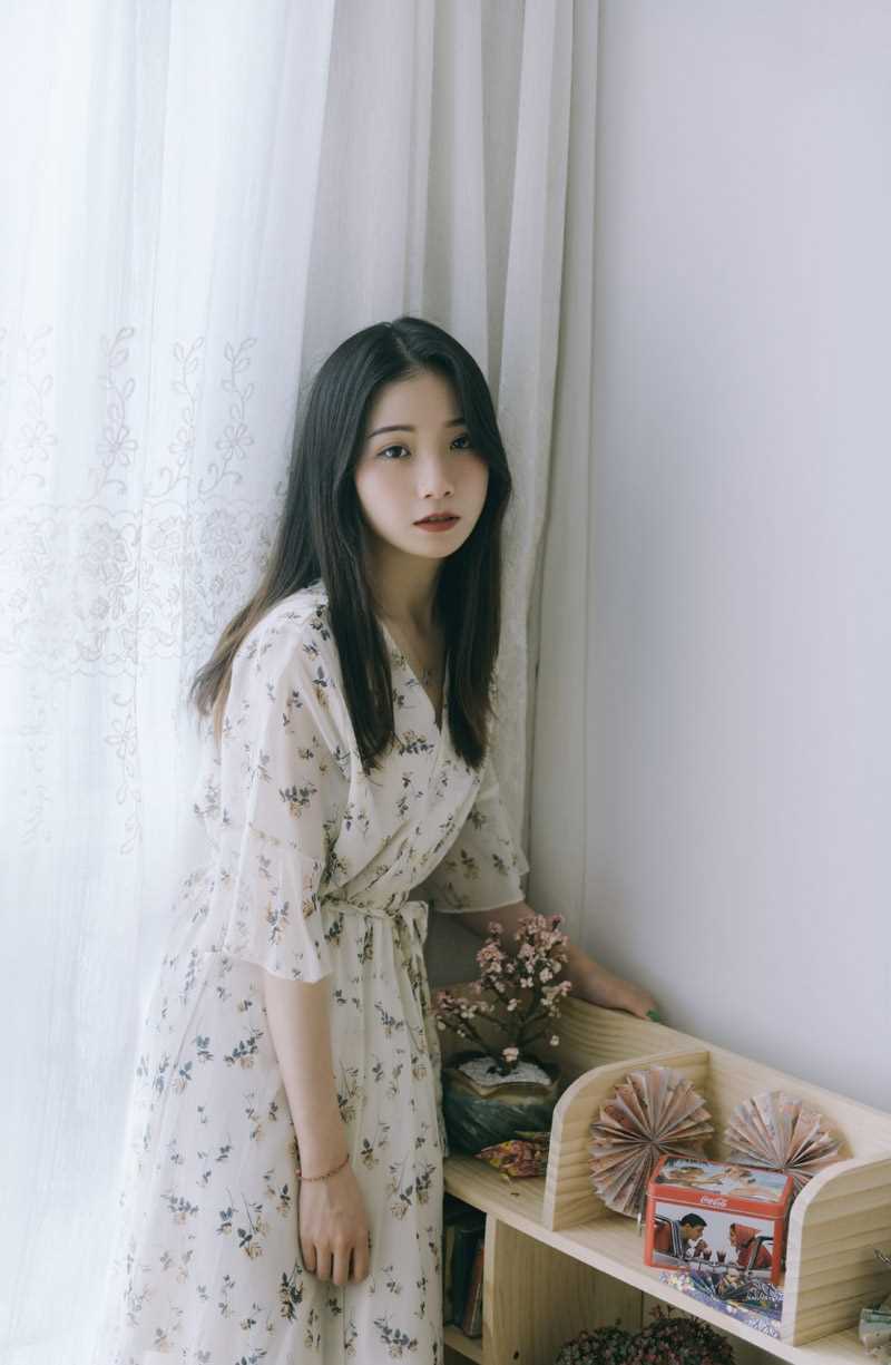 最新淡绿色美甲的温婉甜美女孩薄纱碎花裙艺术照壁纸