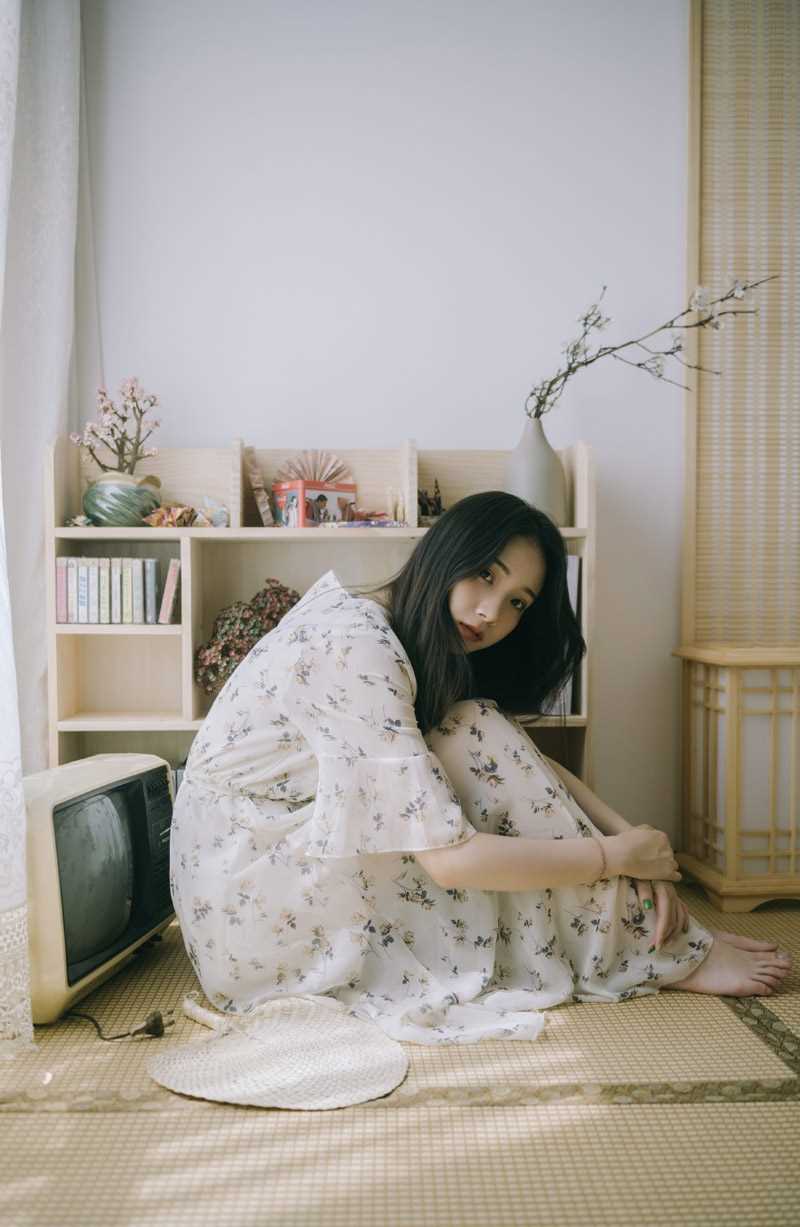 最新淡绿色美甲的温婉甜美女孩薄纱碎花裙艺术照壁纸