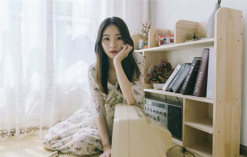 最新淡绿色美甲的温婉甜美女孩薄纱碎花裙艺术照壁纸