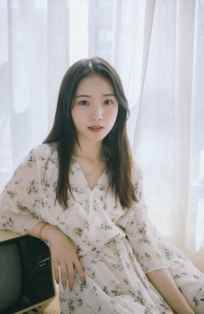 最新淡绿色美甲的温婉甜美女孩薄纱碎花裙艺术照壁纸