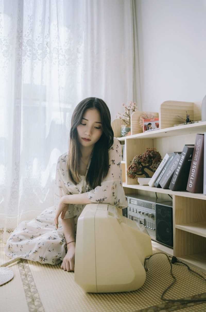 最新淡绿色美甲的温婉甜美女孩薄纱碎花裙艺术照壁纸