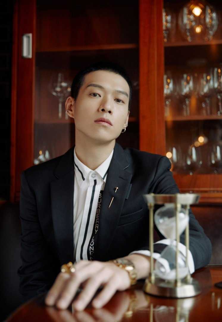 魏大勋圆寸头黑色西装忧郁王子时尚图片