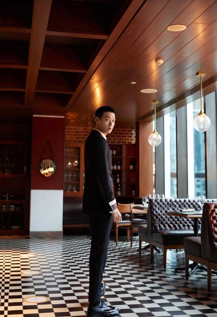 魏大勋圆寸头黑色西装忧郁王子时尚图片