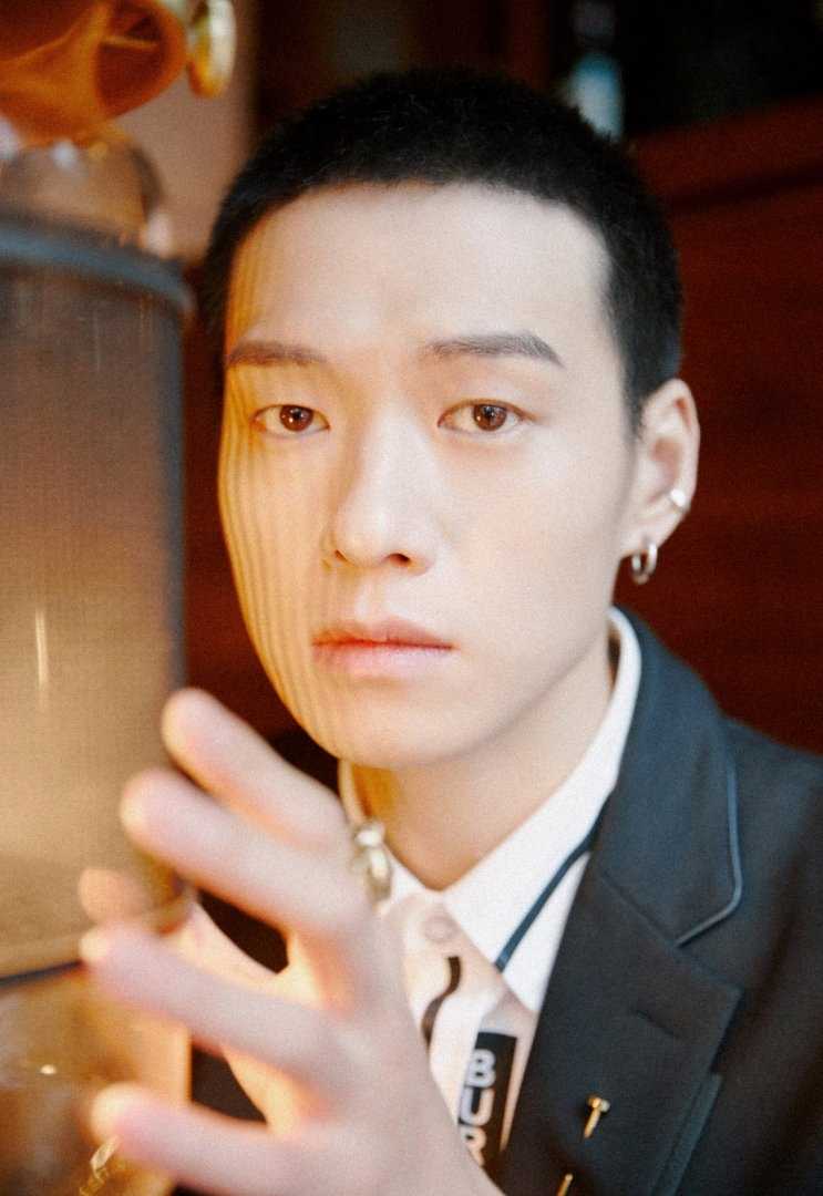 魏大勋圆寸头黑色西装忧郁王子时尚图片