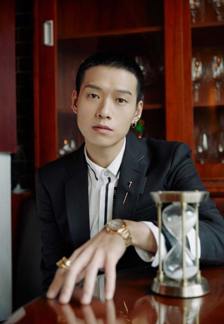 魏大勋圆寸头黑色西装忧郁王子时尚图片