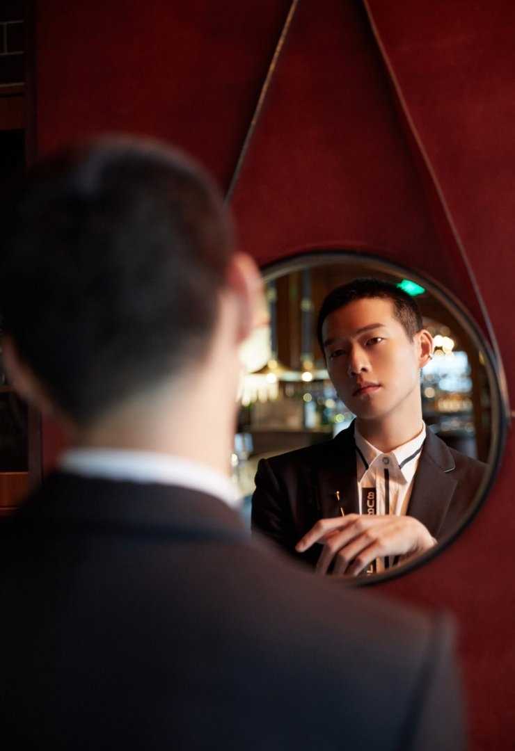 魏大勋圆寸头黑色西装忧郁王子时尚图片