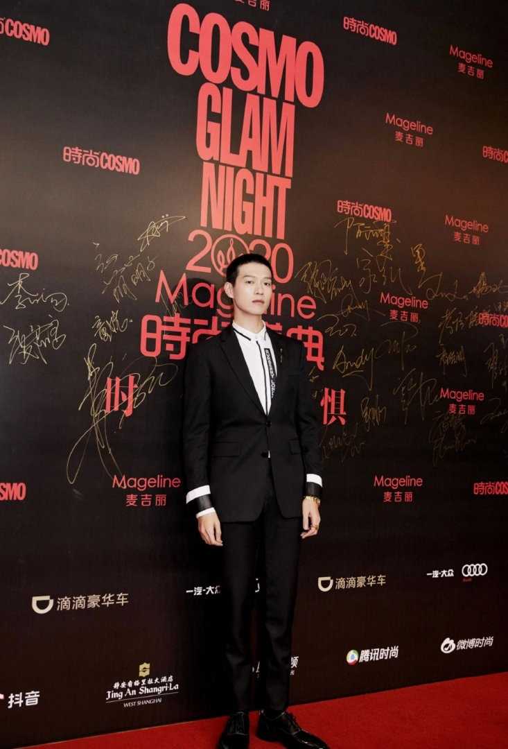 魏大勋圆寸头黑色西装忧郁王子时尚图片