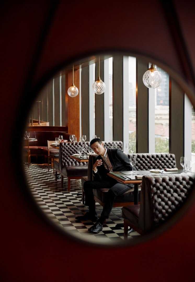 魏大勋圆寸头黑色西装忧郁王子时尚图片