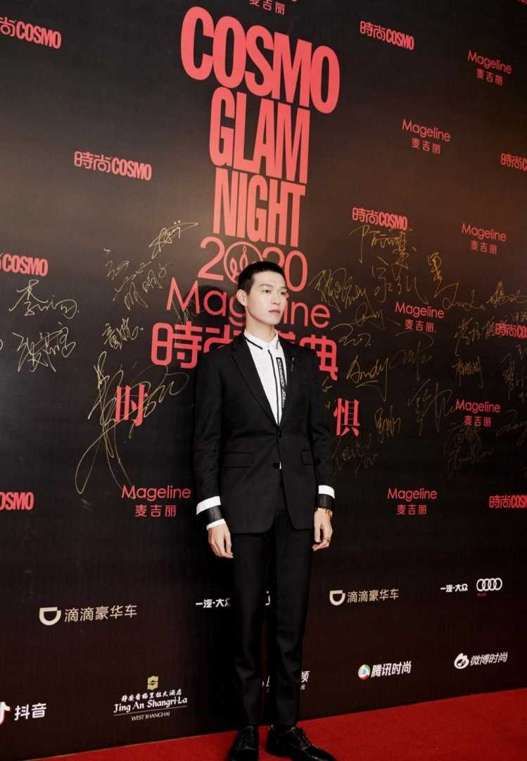 魏大勋圆寸头黑色西装忧郁王子时尚图片