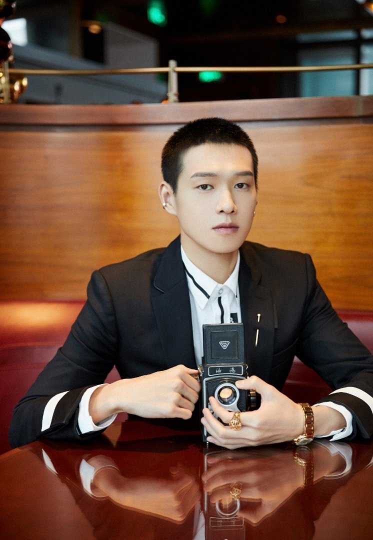 魏大勋圆寸头黑色西装忧郁王子时尚图片