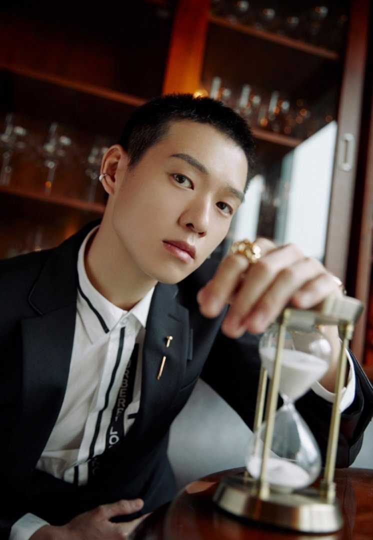 魏大勋圆寸头黑色西装忧郁王子时尚图片