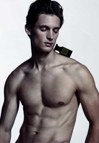 魏大勋圆寸头黑色西装忧郁王子时尚图片