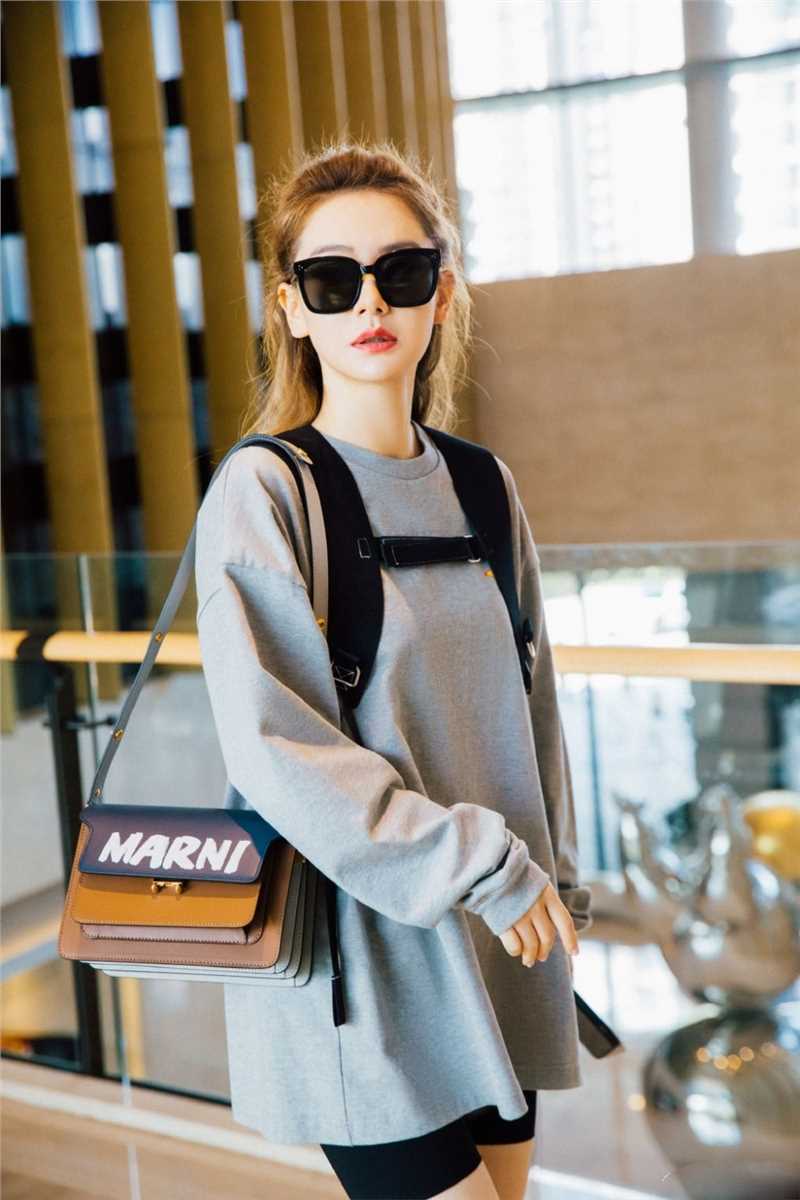 最新戚薇卫衣自行车裤休闲时尚墨镜机场穿搭照图集