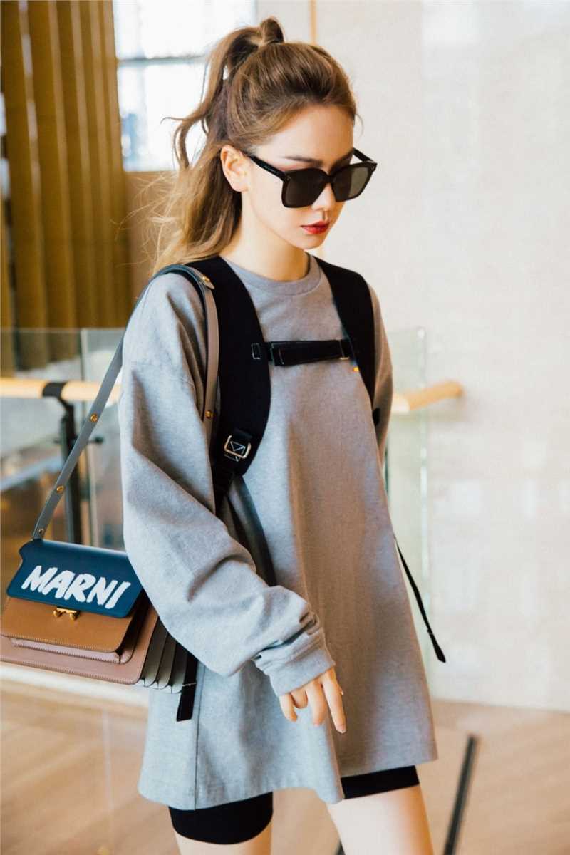 最新戚薇卫衣自行车裤休闲时尚墨镜机场穿搭照图集