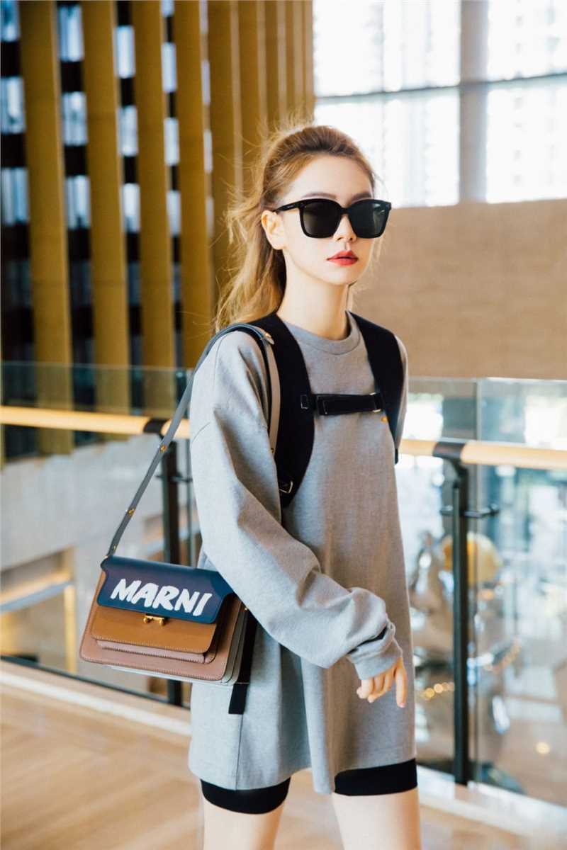 最新戚薇卫衣自行车裤休闲时尚墨镜机场穿搭照图集