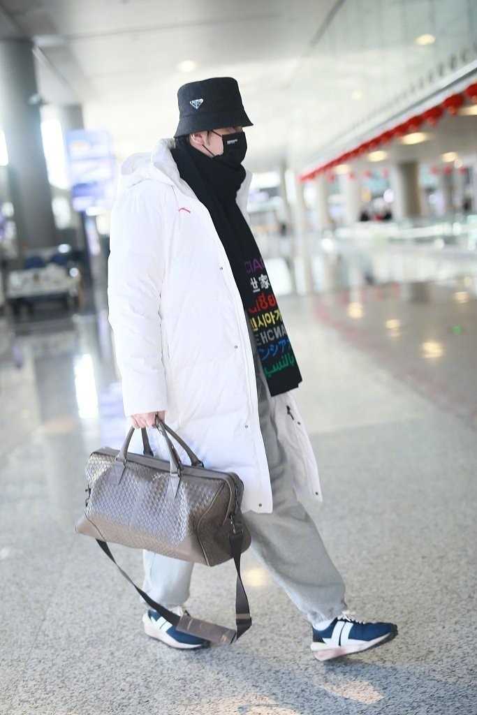 特别专辑雷佳音上海机场白色羽绒服时尚穿搭图片图片