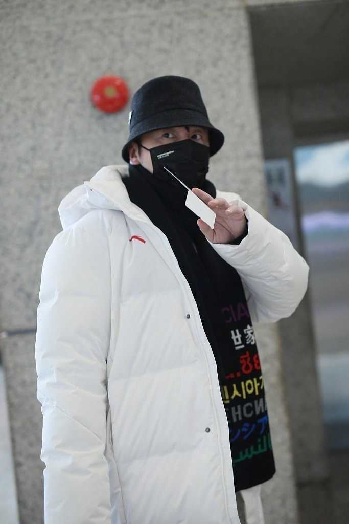 特别专辑雷佳音上海机场白色羽绒服时尚穿搭图片图片