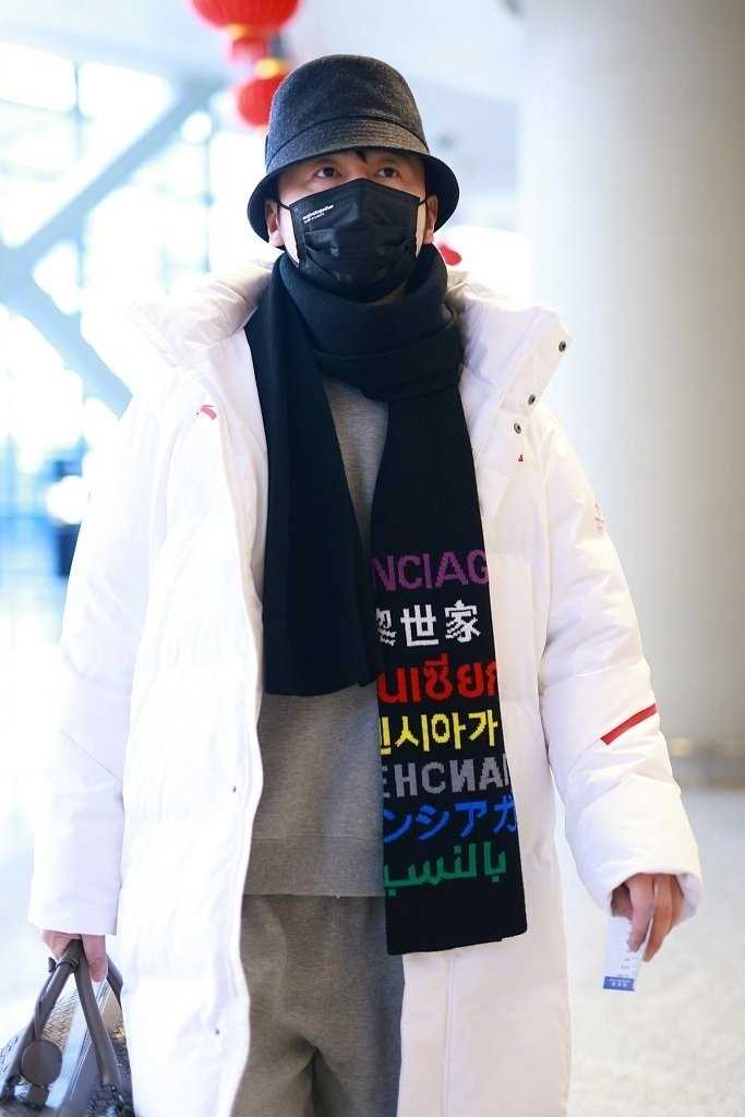 特别专辑雷佳音上海机场白色羽绒服时尚穿搭图片图片