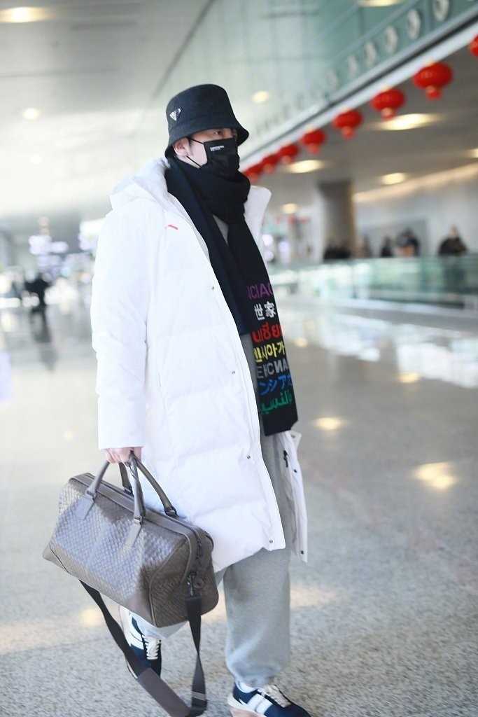 特别专辑雷佳音上海机场白色羽绒服时尚穿搭图片图片