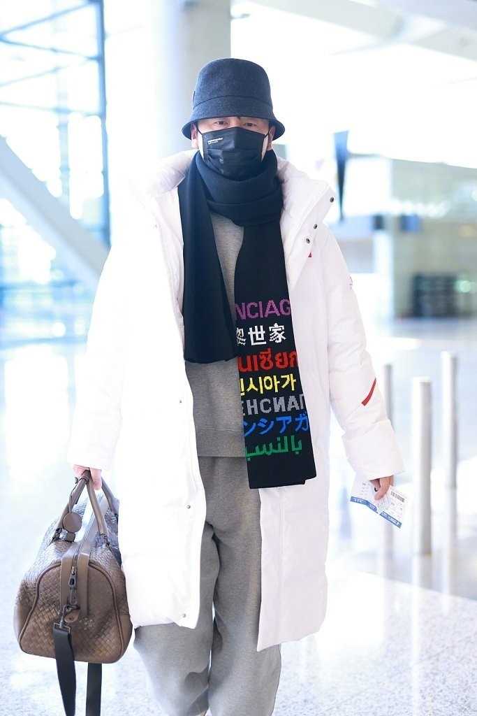 特别专辑雷佳音上海机场白色羽绒服时尚穿搭图片图片
